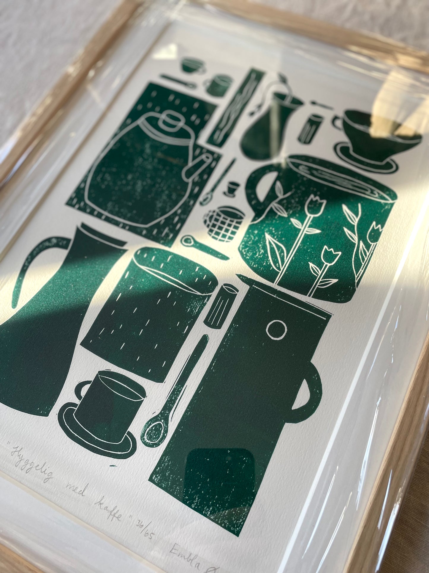 *Innrammet* (MÅ HENTES) Hyggelig med kaffe (flaskegrønn) - Originalt linosnitt