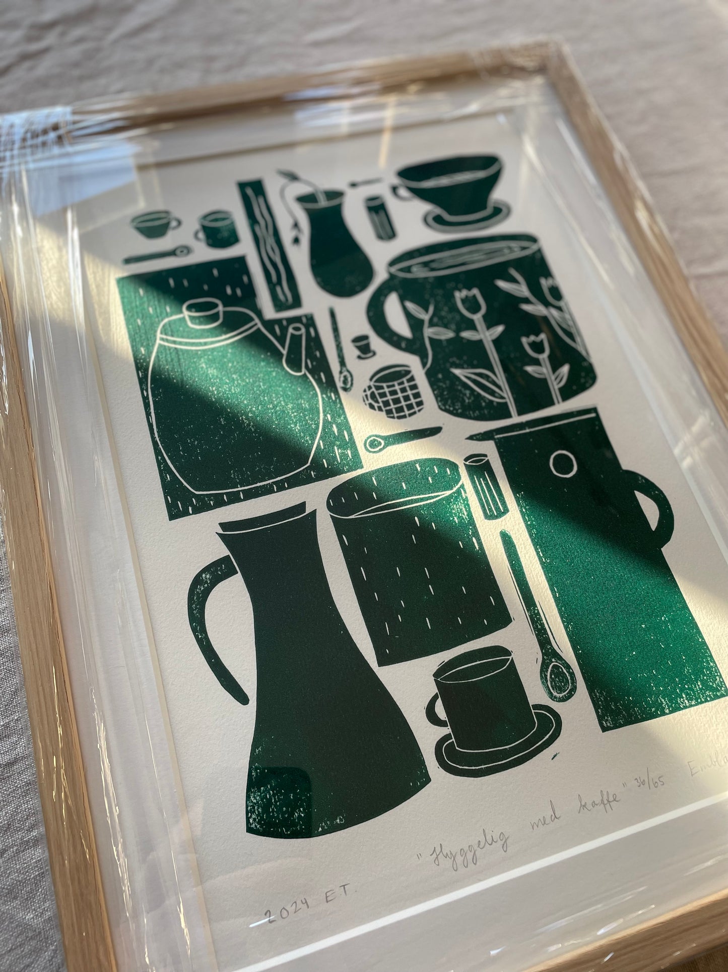 *Innrammet* (MÅ HENTES) Hyggelig med kaffe (flaskegrønn) - Originalt linosnitt