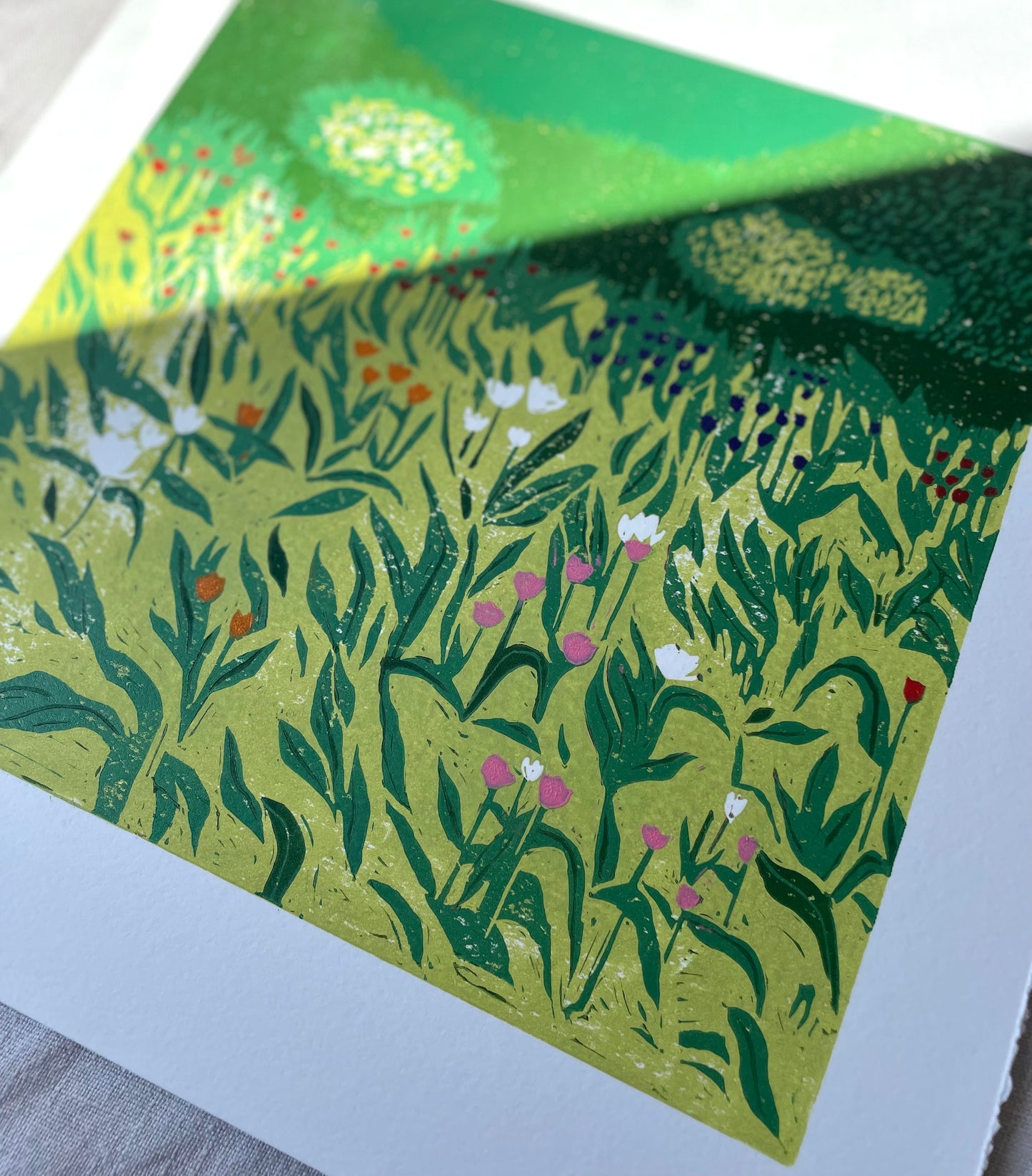 Tulipaner i botanisk hage - Originalt reduksjonstrykk med 5 lag (linosnitt)