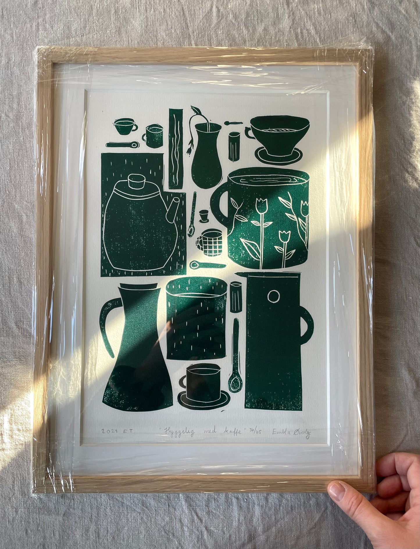 *Innrammet* (MÅ HENTES) Hyggelig med kaffe (flaskegrønn) - Originalt linosnitt
