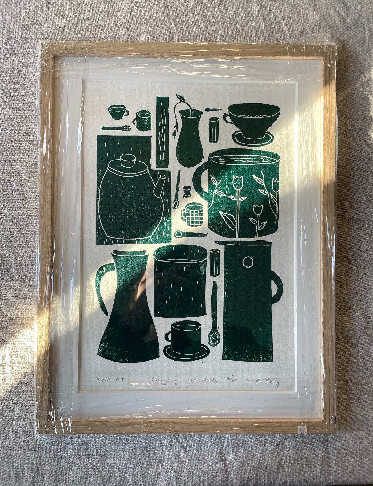 *Innrammet* (MÅ HENTES) Hyggelig med kaffe (flaskegrønn) - Originalt linosnitt